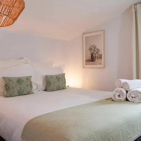 Amazing With Swimming Pool And Parking - Centre - 2b Vila